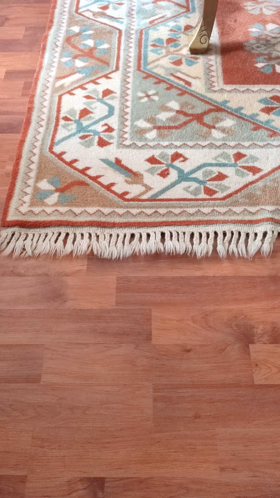 Yıkandıktan sonra evdeki parkede serili tertemiz kilim